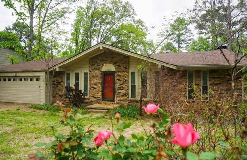 River Mountain House | Convenient Hotel Near River Mountain Park and Dining