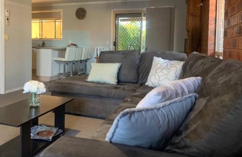 Lavington Apartment | Highly Rated Mint Accommodation with Breakfast & Pet-Friendly