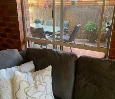 Lavington Apartment | Highly Rated Mint Accommodation with Breakfast & Pet-Friendly