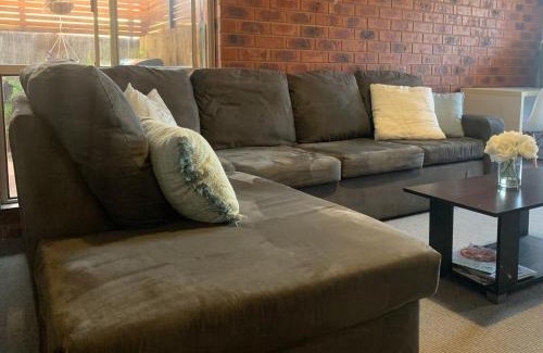 Lavington Apartment | Highly Rated Mint Accommodation with Breakfast & Pet-Friendly