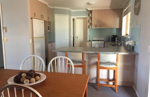 Lavington Apartment | Highly Rated Mint Accommodation with Breakfast & Pet-Friendly
