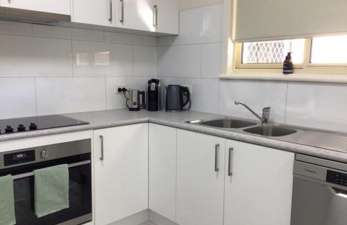 West Albury Apartment | Top-Rated Mint Accommodation with Kitchen & Pet-Friendly Perks