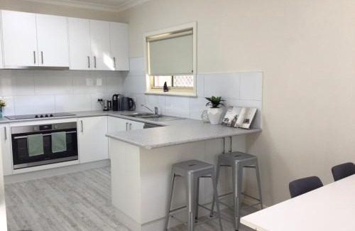West Albury Apartment | Top-Rated Mint Accommodation with Kitchen & Pet-Friendly Perks