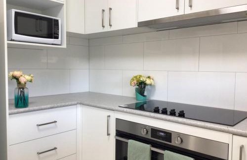 West Albury Apartment | Top-Rated Mint Accommodation with Kitchen & Pet-Friendly Perks