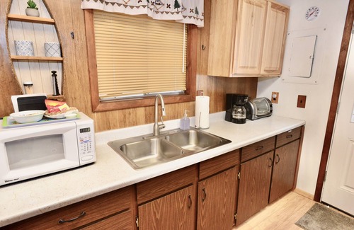 Cascade House | Mint Chip Cabin: Pet-Friendly Retreat with Deck & Fire Pit