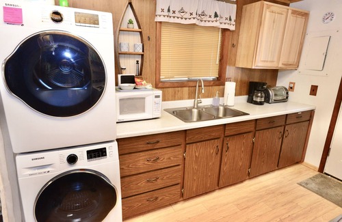 Cascade House | Mint Chip Cabin: Pet-Friendly Retreat with Deck & Fire Pit