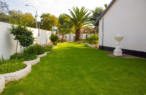 Randfontein House | Cozy Mint Guesthouse: Family-Friendly with Kitchen Access
