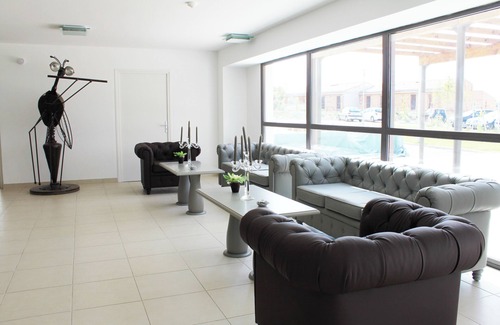 Eguilles Hotel | Minutes Away from Parc Saint-Mitre in Eguilles! Pet-friendly, Free Parking!