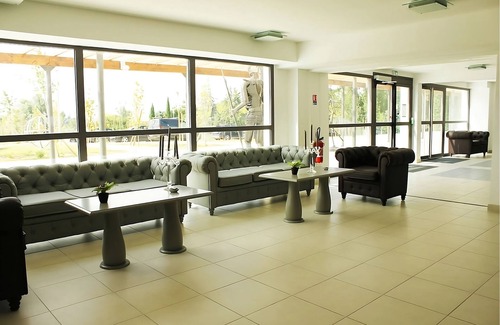 Eguilles Hotel | Minutes Away from Parc Saint-Mitre in Eguilles! Pet-friendly, Free Parking!