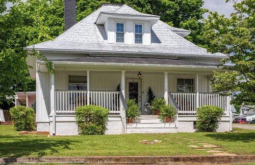 Doyle House | Minutes away from Tennessee Parks! Cozy family stay in White County, TN
