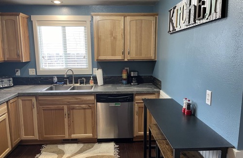 Redmond House | Convenient Getaway Near Airport with Late Check-Out