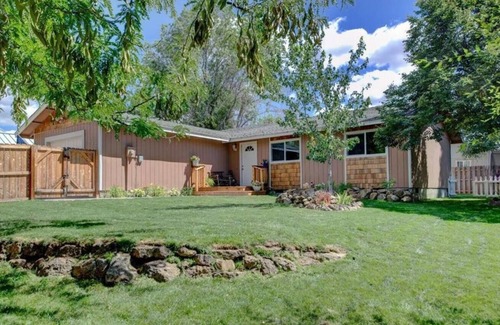 Redmond House | Convenient Getaway Near Airport with Late Check-Out