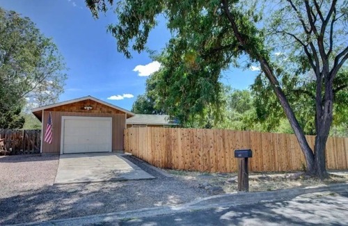 Redmond House | Convenient Getaway Near Airport with Late Check-Out