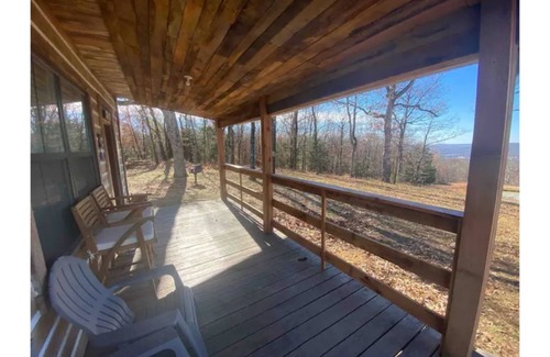 Fayetteville Cabin | Prime Location Near Baum Stadium with Family-Friendly Amenities