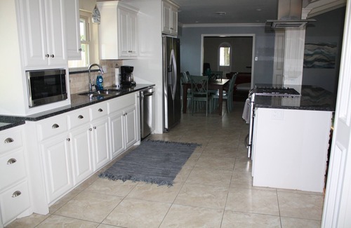 Bay Area House | Family-Friendly Home Steps from Beach with Pool Table