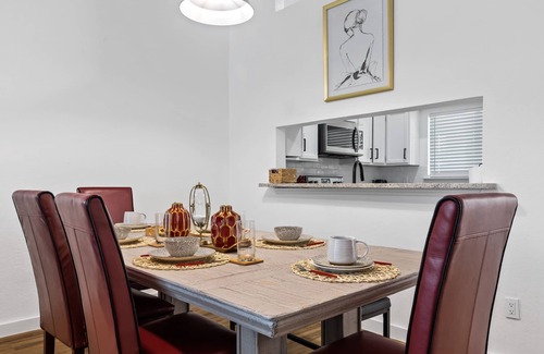Euless Condo | Modern Retreat Near DFW & AT&T Stadium for Family Fun