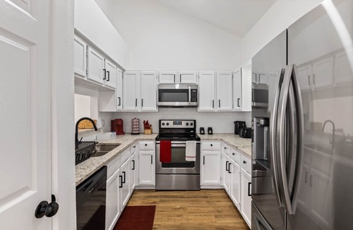 Euless Condo | Modern Retreat Near DFW & AT&T Stadium for Family Fun
