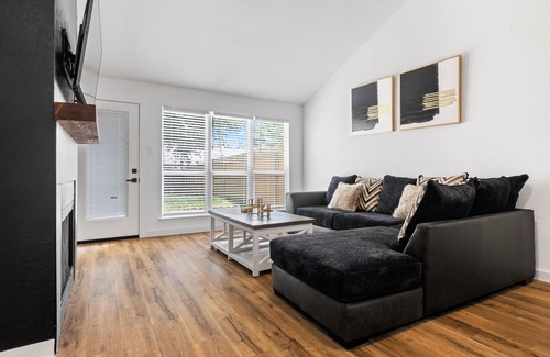 Euless Condo | Modern Retreat Near DFW & AT&T Stadium for Family Fun