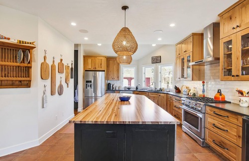 St. Michaels House | Relaxing Getaway Near Downtown St. Michaels with Pool & Kayaks