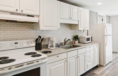 Algonquin House | Discover a Retreat Near Downtown Cambridge with Kayaks & Bikes