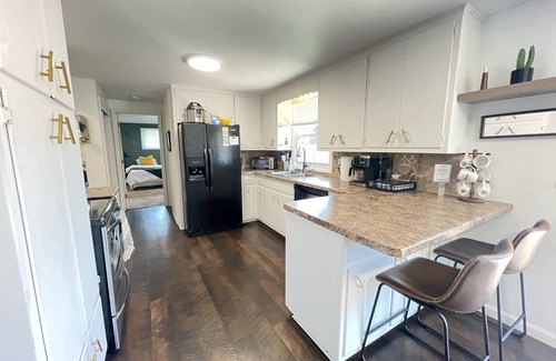 Green Bay House | Unwind Near Lambeau: 5-Bedroom Retreat with Hot Tub