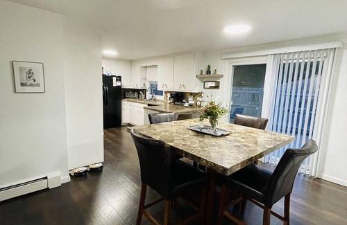 Green Bay House | Unwind Near Lambeau: 5-Bedroom Retreat with Hot Tub