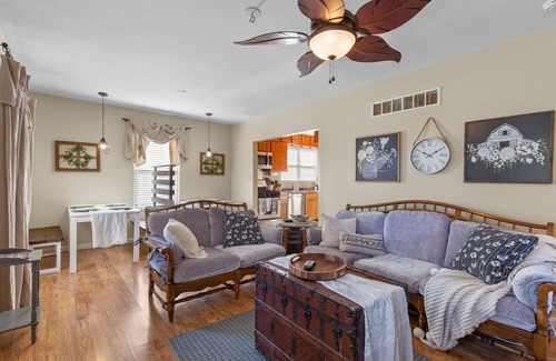 St. Charles Historic District House | Modern House Near Main Street - 4 Patios & Private Parking