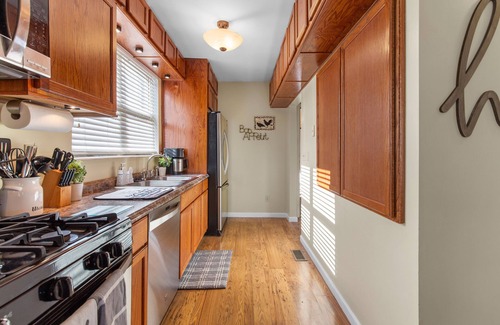 St. Charles Historic District House | Modern House Near Main Street - 4 Patios & Private Parking