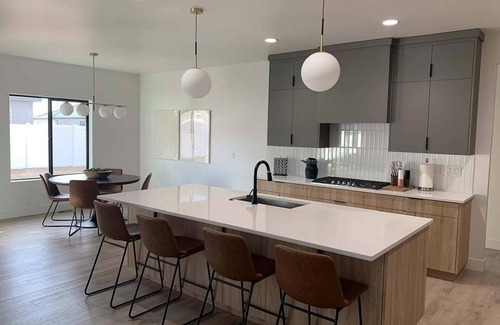Kimberly House | Ideal Family Retreat Near Shoshone Falls with Lake Views