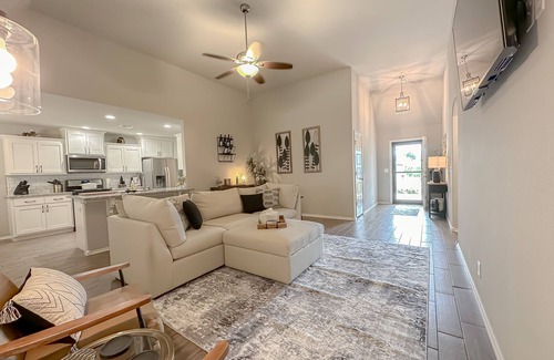 Owasso House | Relaxing Pet-Friendly Retreat Minutes from Tulsa Awaits!
