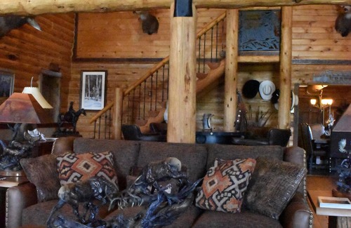 Emigrant Cabin | Discover Comfort Minutes from Yellowstone with Pool & Ocean View