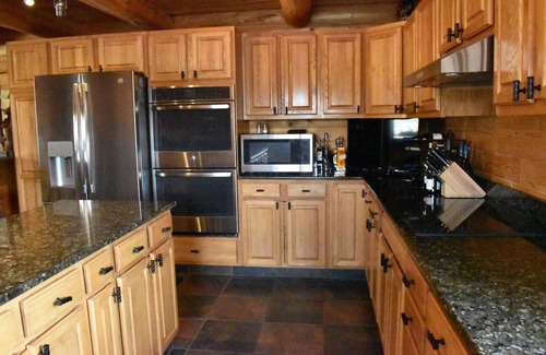 Emigrant Cabin | Discover Comfort Minutes from Yellowstone with Pool & Ocean View