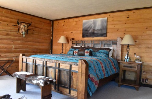 Emigrant Cabin | Discover Comfort Minutes from Yellowstone with Pool & Ocean View