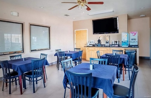 Sweet Home House | Convenient Stay Near Yoakum Heritage Museum with Free Breakfast