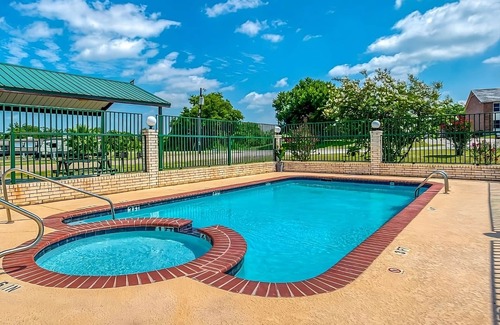 Sweet Home House | Convenient Stay Near Yoakum Heritage Museum with Free Breakfast