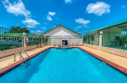 Sweet Home House | Convenient Stay Near Yoakum Heritage Museum with Free Breakfast