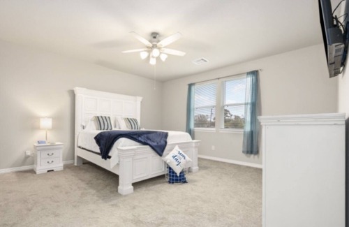 Shoreacres House | Minutes to beach, stainless appliances, plenty of space inside and out