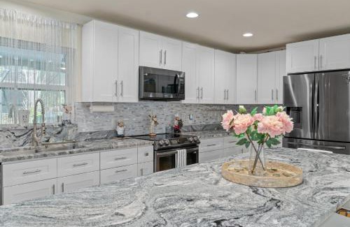 Crystal River House | Minutes to boat ramps and beach and private pool!