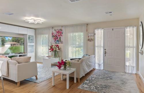 Crystal River House | Minutes to boat ramps and beach and private pool!