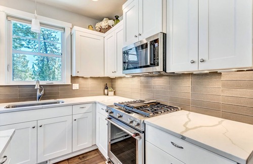 Century West House | Idyllic Retreat Near Deschutes River Trail with Hot Tub!