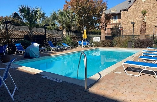 Las Colinas Resort | Convenient Stay: Close to Grapevine Convention & Pool Access