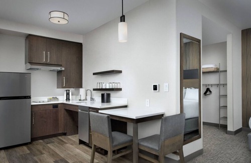 Bozeman House | Minutes to Museum of the Rockies! FREE Breakfast, with Indoor Pool, Kitchen!