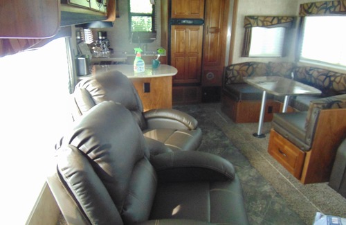 Okanagan-Similkameen House | Prime Location Minutes from Okanagan Lake with Spa Access