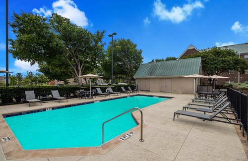 Richardson Hotel | Convenient Getaway Near Dallas Arboretum with Pool & BBQ