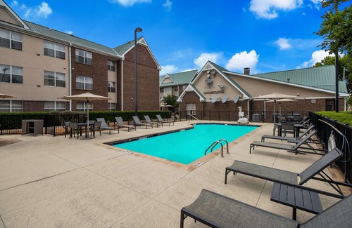 Richardson Hotel | Convenient Getaway Near Dallas Arboretum with Pool & BBQ