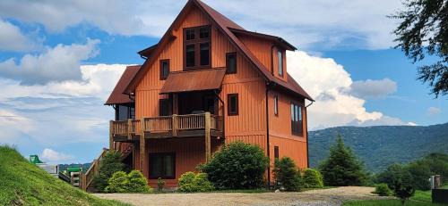 Frank House | Discover Mio Nido at Eagles Nest: Family-Friendly Retreat
