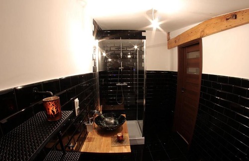 gmina Boleszkowice Hotel | Cozy Miodosytnia: Top Rated with Hot Tub & Kitchen Amenities