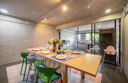 Phra Khanong Nuea Villa | Stylish MIQ Ekkamai2: Designer 3BR Home with Hot Tub