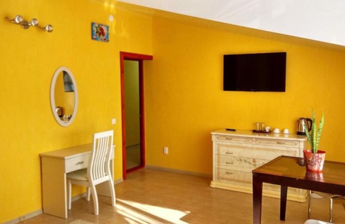 Nefteyugansk Bed & Breakfast | Comfortable Stay at Mira 18A with Pool and Breakfast