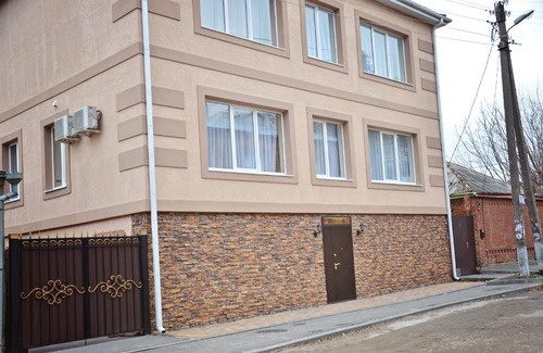 Rostov-on-Don Hotel | Budget-Friendly Mira: Guest Rated 9/10 with Breakfast & Kitchen